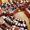 Px07-027 KARACHI: Mar07 – Chief Minister Sindh Syed Qaim Ali Shah talking to the media persons during the provincial assembly session in Karachi. ONLINE PHOTO by Naeem-ud-Din Abbasi