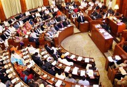 Px07-027 KARACHI: Mar07 – Chief Minister Sindh Syed Qaim Ali Shah talking to the media persons during the provincial assembly session in Karachi. ONLINE PHOTO by Naeem-ud-Din Abbasi