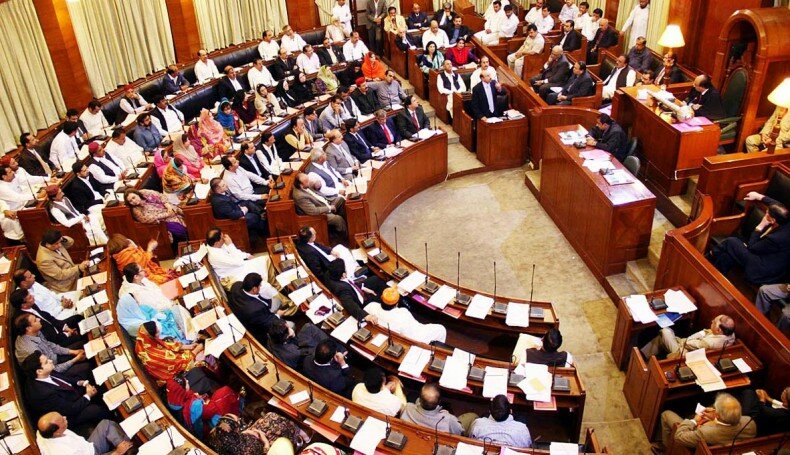 Px07-027 KARACHI: Mar07 – Chief Minister Sindh Syed Qaim Ali Shah talking to the media persons during the provincial assembly session in Karachi. ONLINE PHOTO by Naeem-ud-Din Abbasi